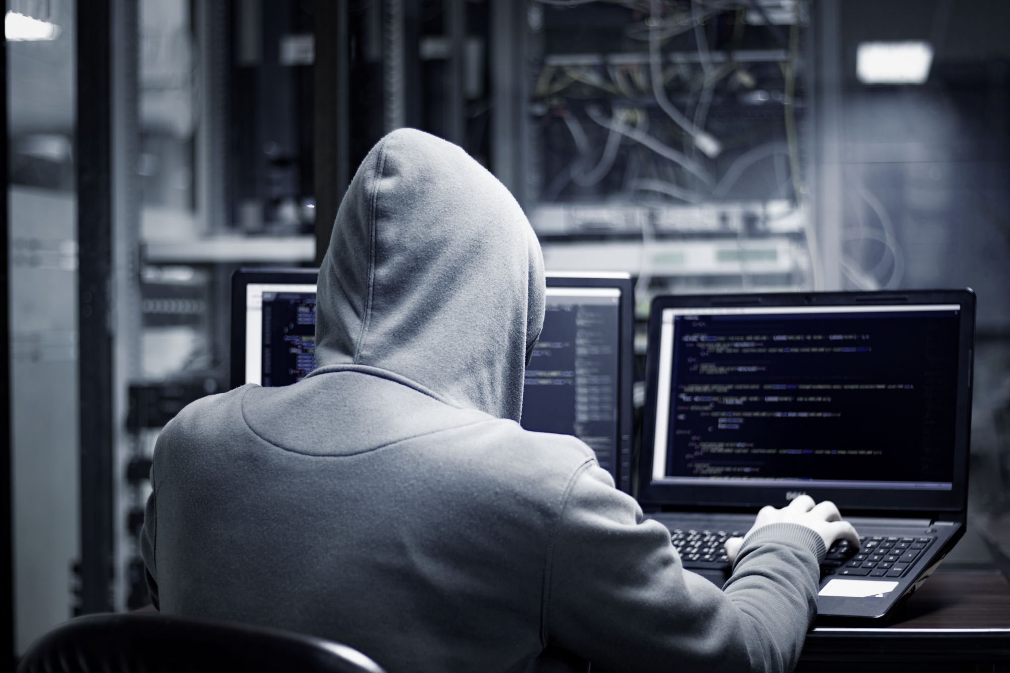 Etický hacker za počítačem testuje síť